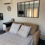 Апартаменты Studio Et Son Rooftop Panoramique Prive, Saint Raphael, Antheor, Plage Et Gare A Pieds Сен-Рафаэль