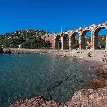 Апартаменты Studio Et Son Rooftop Panoramique Prive, Saint Raphael, Antheor, Plage Et Gare A Pieds Сен-Рафаэль